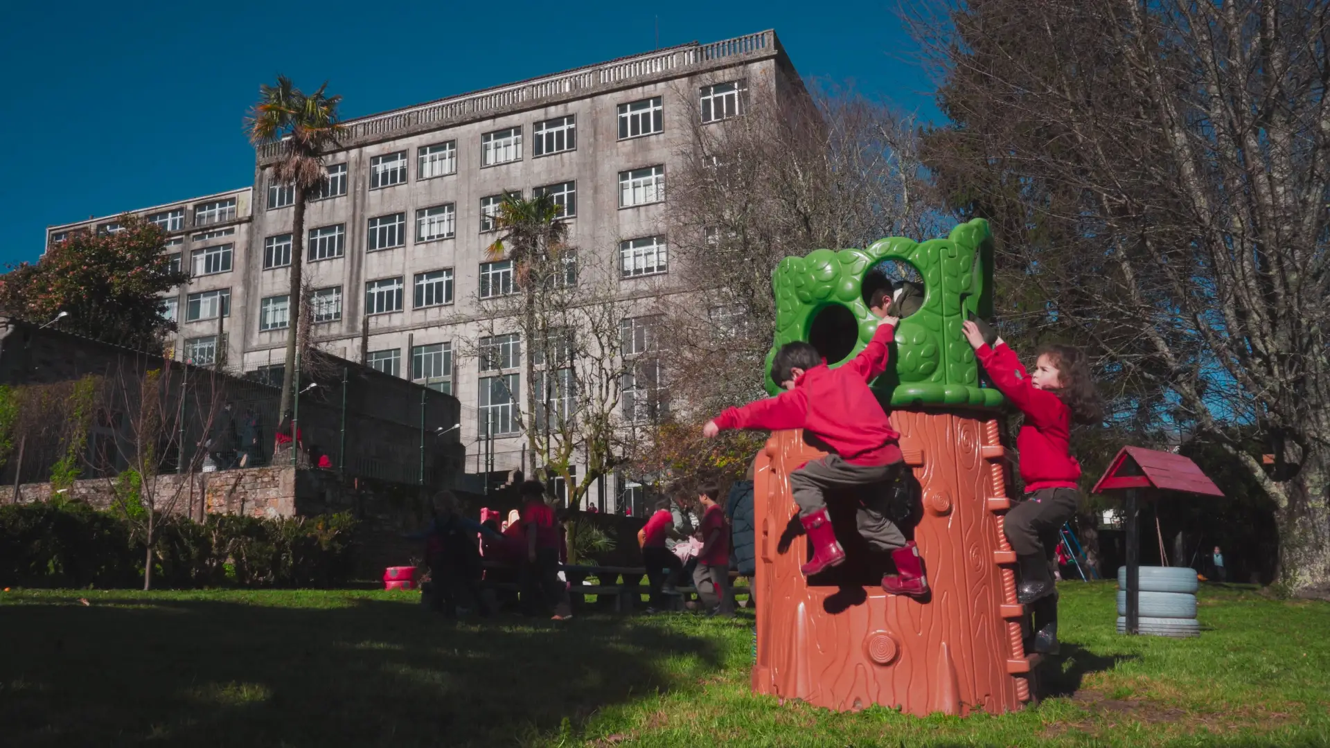 Foto del colegio desde el jardín.